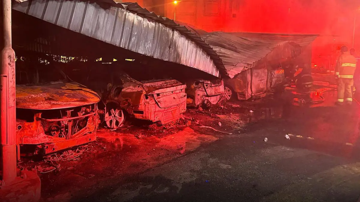 الكشف عن مفاجأة إثر حريق كبير طال 13 سيارة في الكويت (فيديو)