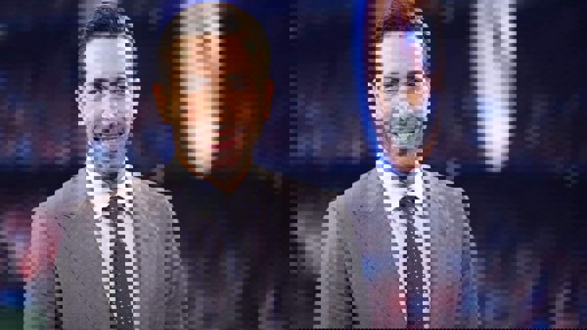 رد فعل محمد أبوتريكة بعد توقف مباراة واتفورد وتشيلسي بسبب مرض مشجع (فيديو)