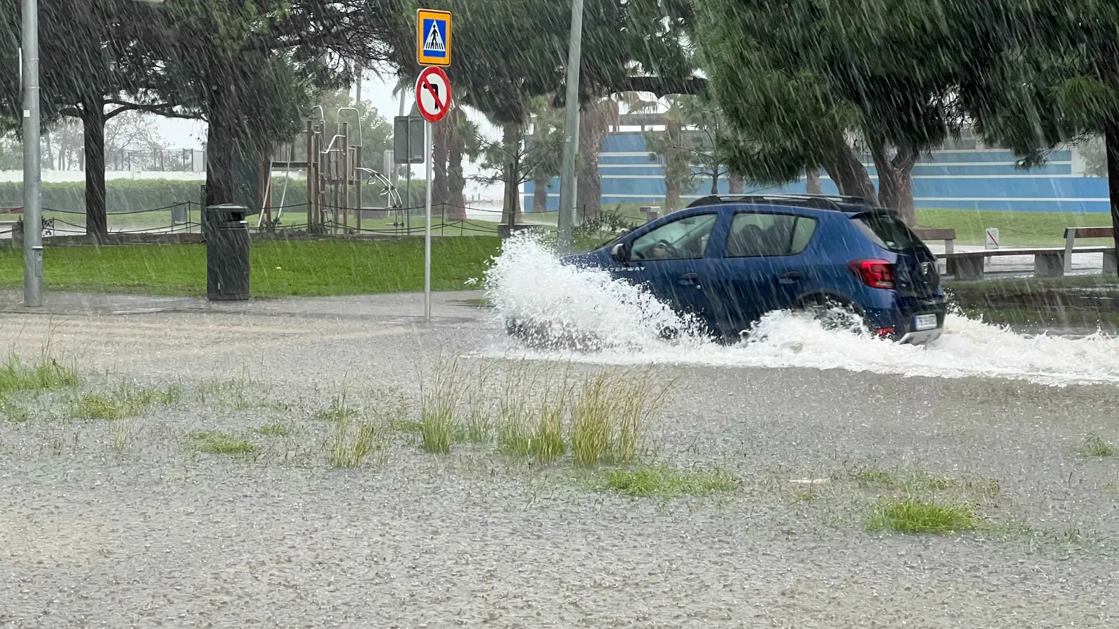 استنفار وحركة معطلة.. أمطار غزيرة تجتاح كتالونيا (فيديو)