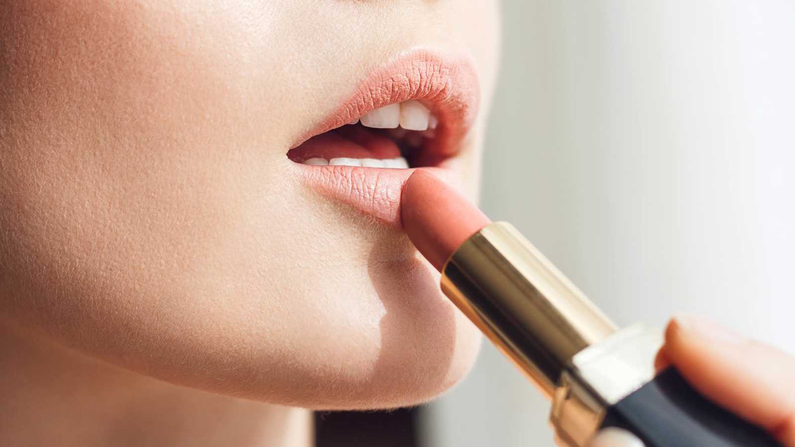 أحمر الشفاه وخطر المعادن الثقيلة.. تهديد محتمل لصحة رئتيك