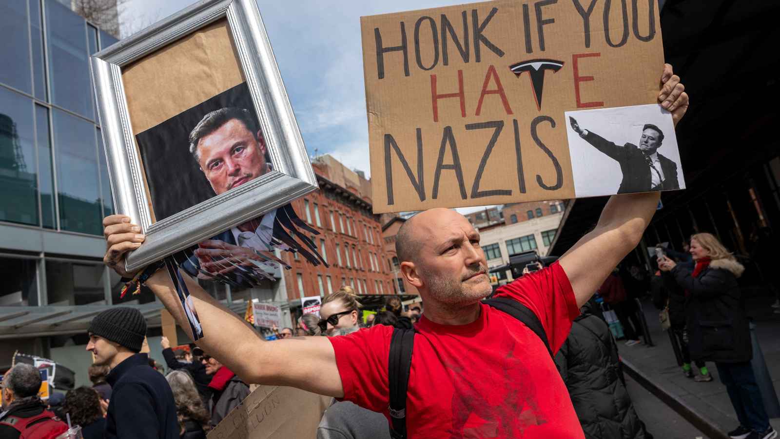 إيلون ماسك تحت الضغط.. هل يدفع ثمن نفوذه في إدارة ترامب؟