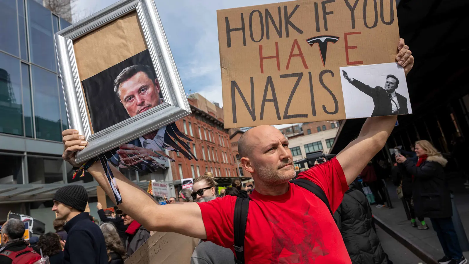 إيلون ماسك تحت الضغط.. هل يدفع ثمن نفوذه في إدارة ترامب؟