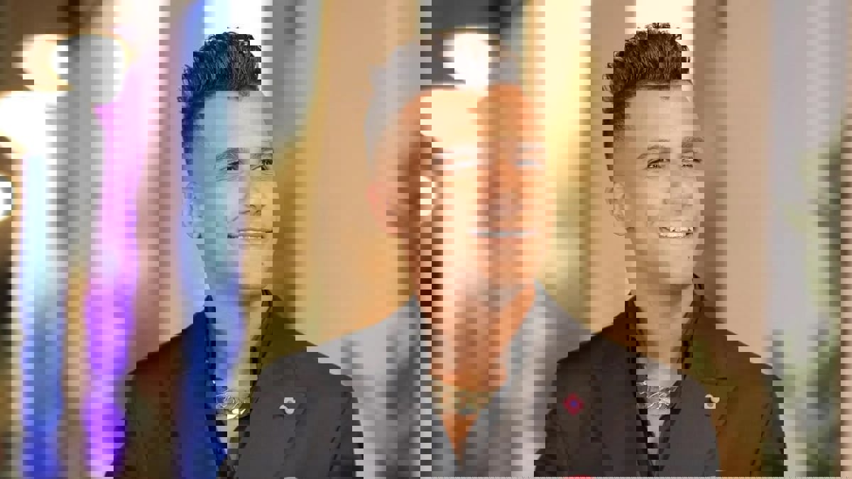 بالبالونات والزهور.. أول ظهور لعصام صاصا بعد خروجه من السجن (فيديو)