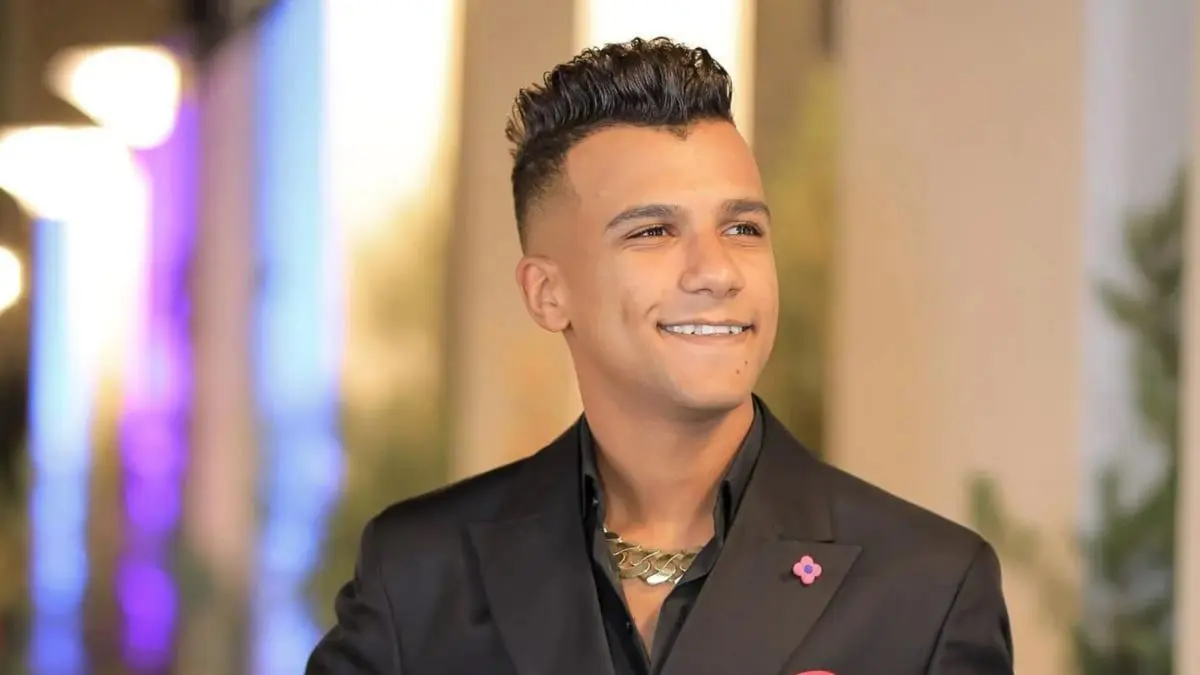 بالبالونات والزهور.. أول ظهور لعصام صاصا بعد خروجه من السجن (فيديو)