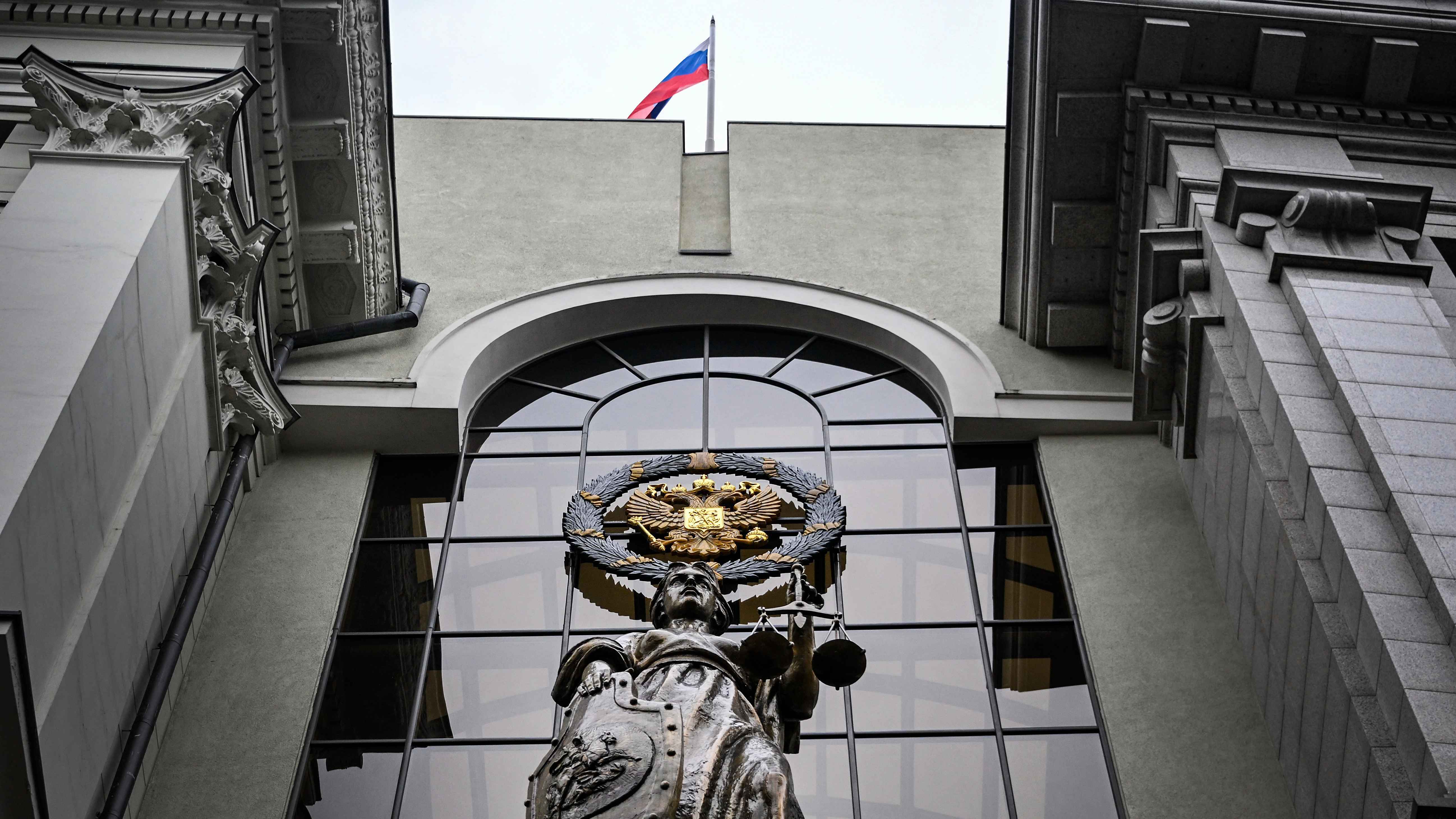 بسبب 52 دولارا.. محاكمة شابة في روسيا بتهمة "الخيانة العظمى"