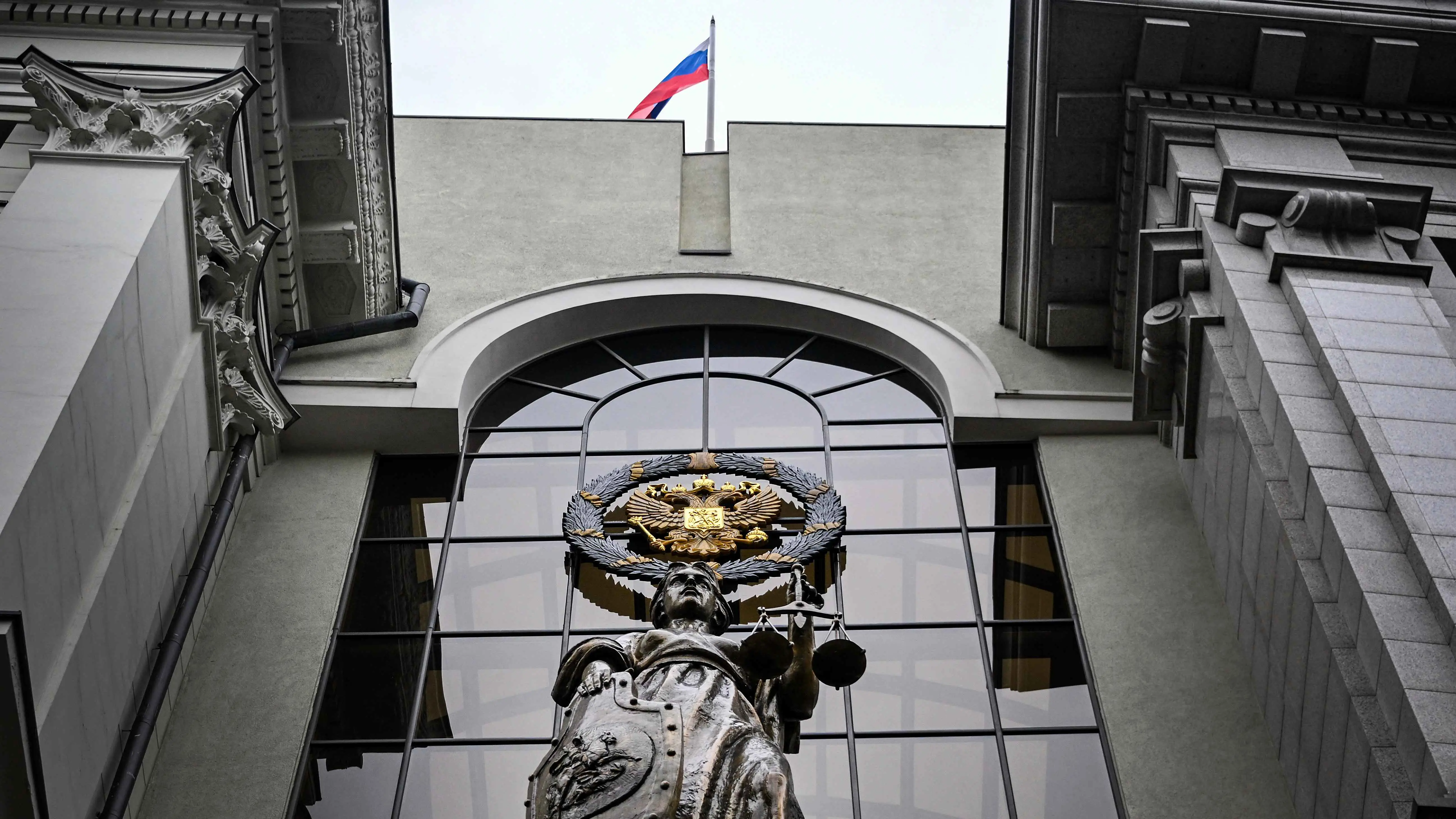 بسبب 52 دولارا.. محاكمة شابة في روسيا بتهمة "الخيانة العظمى"