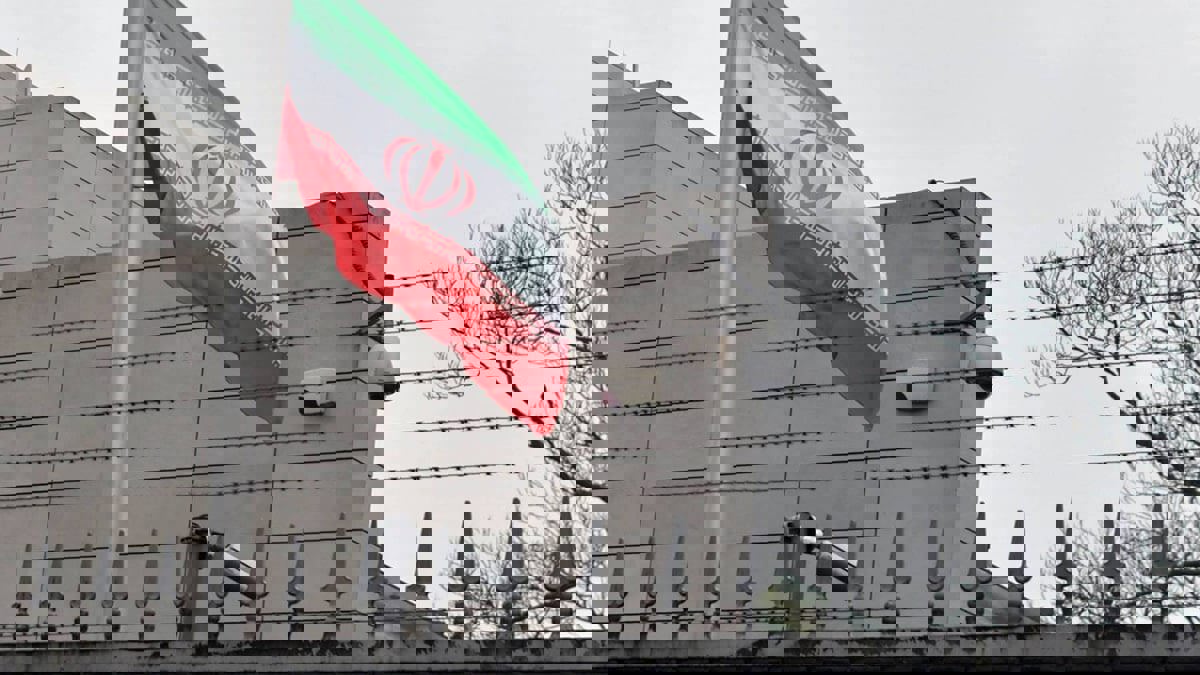 سجين إيراني يضرم النار في نفسه احتجاجًا على سوء المعاملة