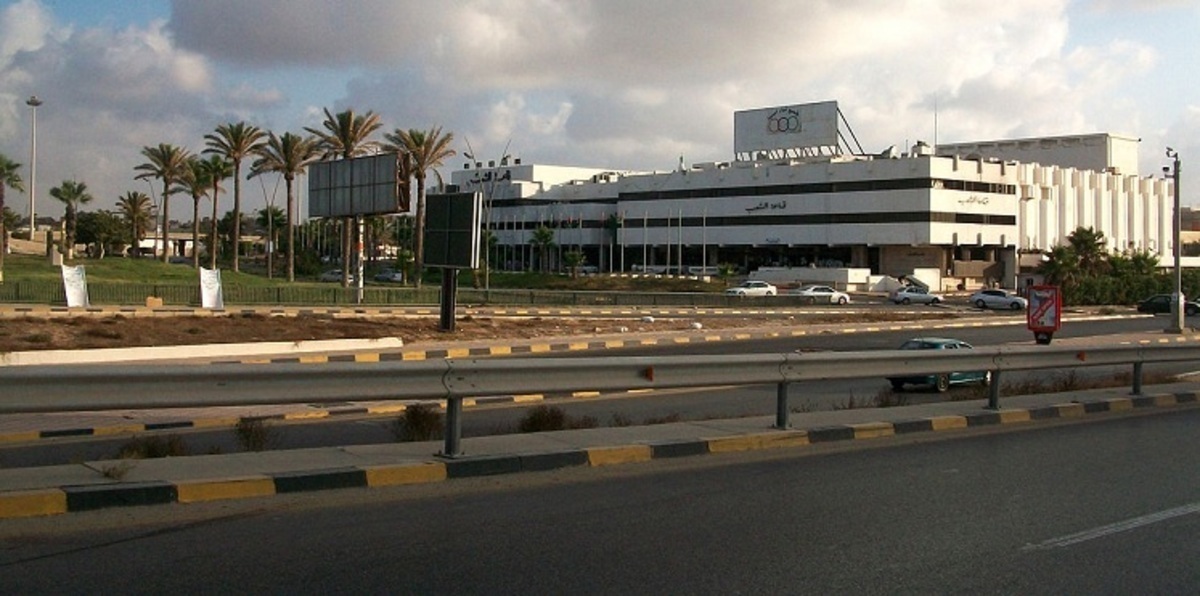 بالصور.. مجهولون يحرقون قاعة الشعب في العاصمة الليبية طرابلس