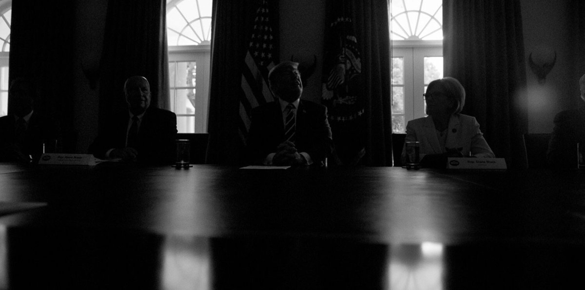 شاهد لحظة انقطاع الكهرباء أثناء حديث ترامب في البيت الأبيض.. بماذا علق؟ (فيديو)