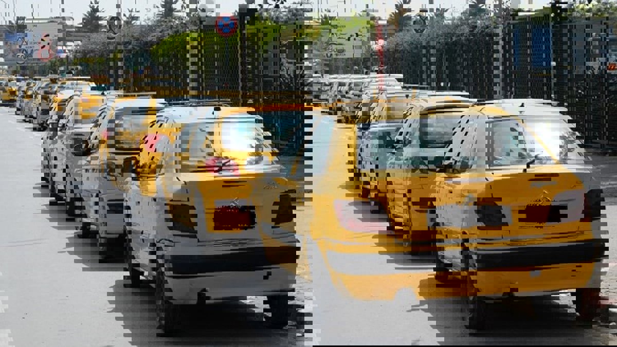 "التاكسي الثقافي".. تونسي يكسر الصورة النمطية لسيارات الأجرة