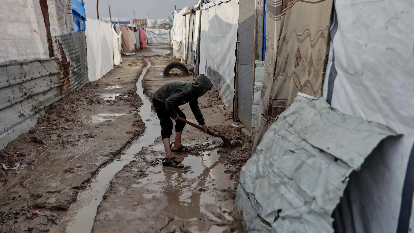 انجراف 20 ألف خيمة.. أكثر من مليون نازح بلا مأوى في غزة