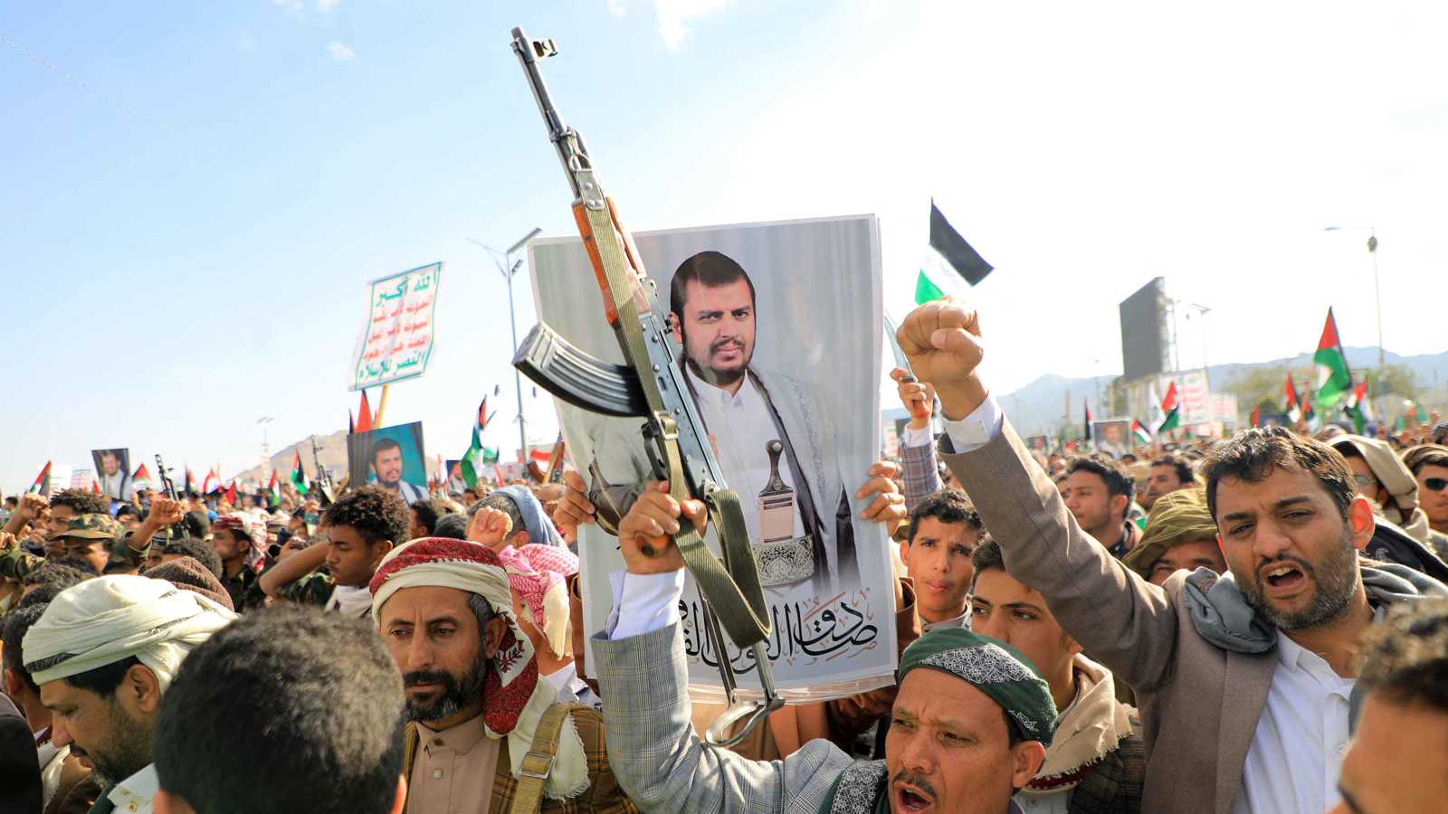 صورة الحوثي يرفعها أنصاره