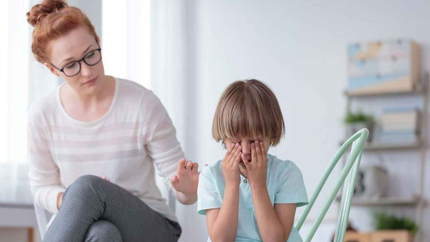 "انتبه" تربّي طفلاً قلقاً متردداً.. ما أفضل البدائل؟