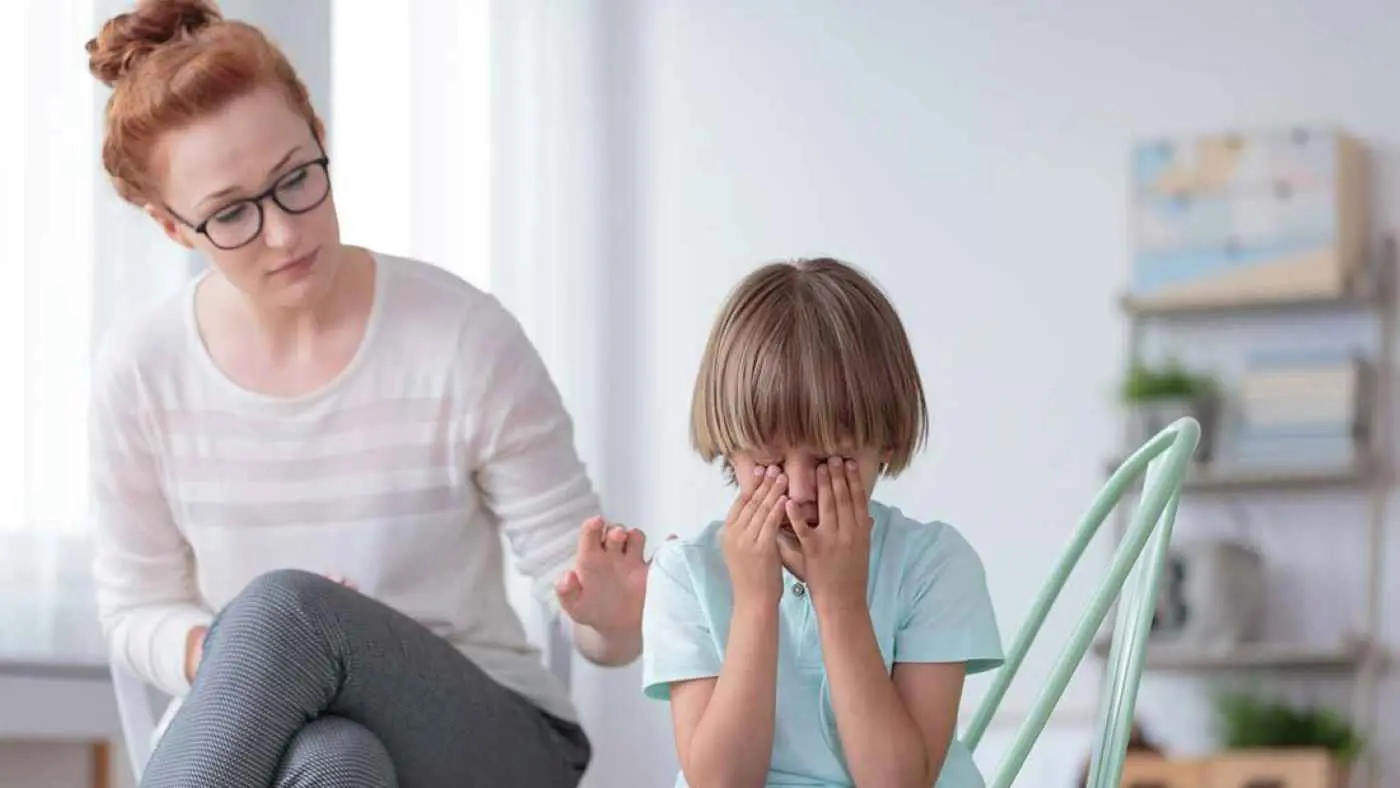 "انتبه" تربّي طفلاً قلقاً متردداً.. ما أفضل البدائل؟