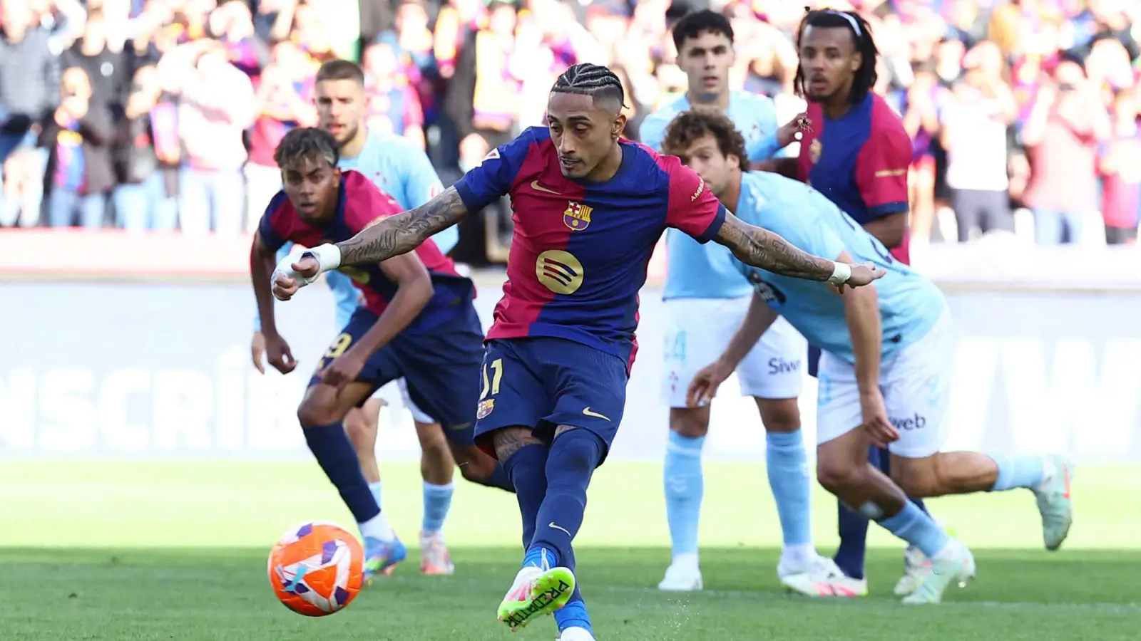 لماذا وضع رافينيا الماء على الكرة قبل ضربة جزاء سيلتا فيغو الشهيرة؟ (فيديو)