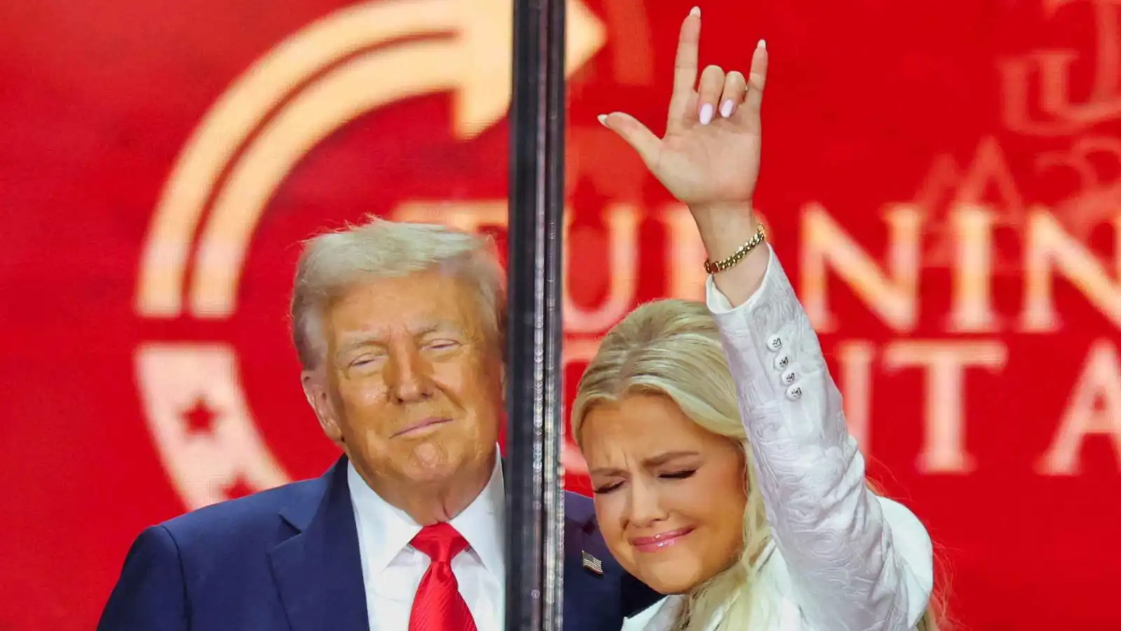 ترامب يلفت الأنظار خلال مواساة إريكا أرملة كيرك (فيديو)‎