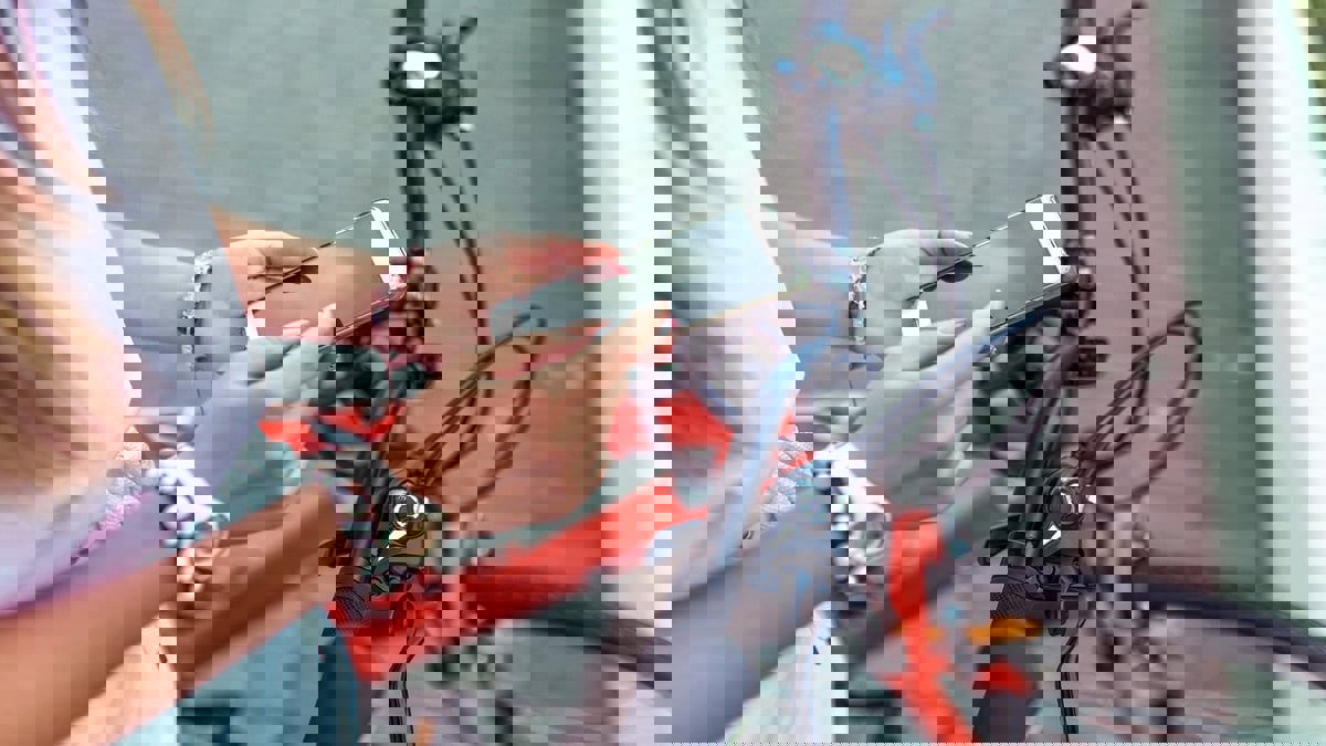 تطبيقات الهواتف الذكية لقياس السرعة تتفوق على "عدادات" المركبات