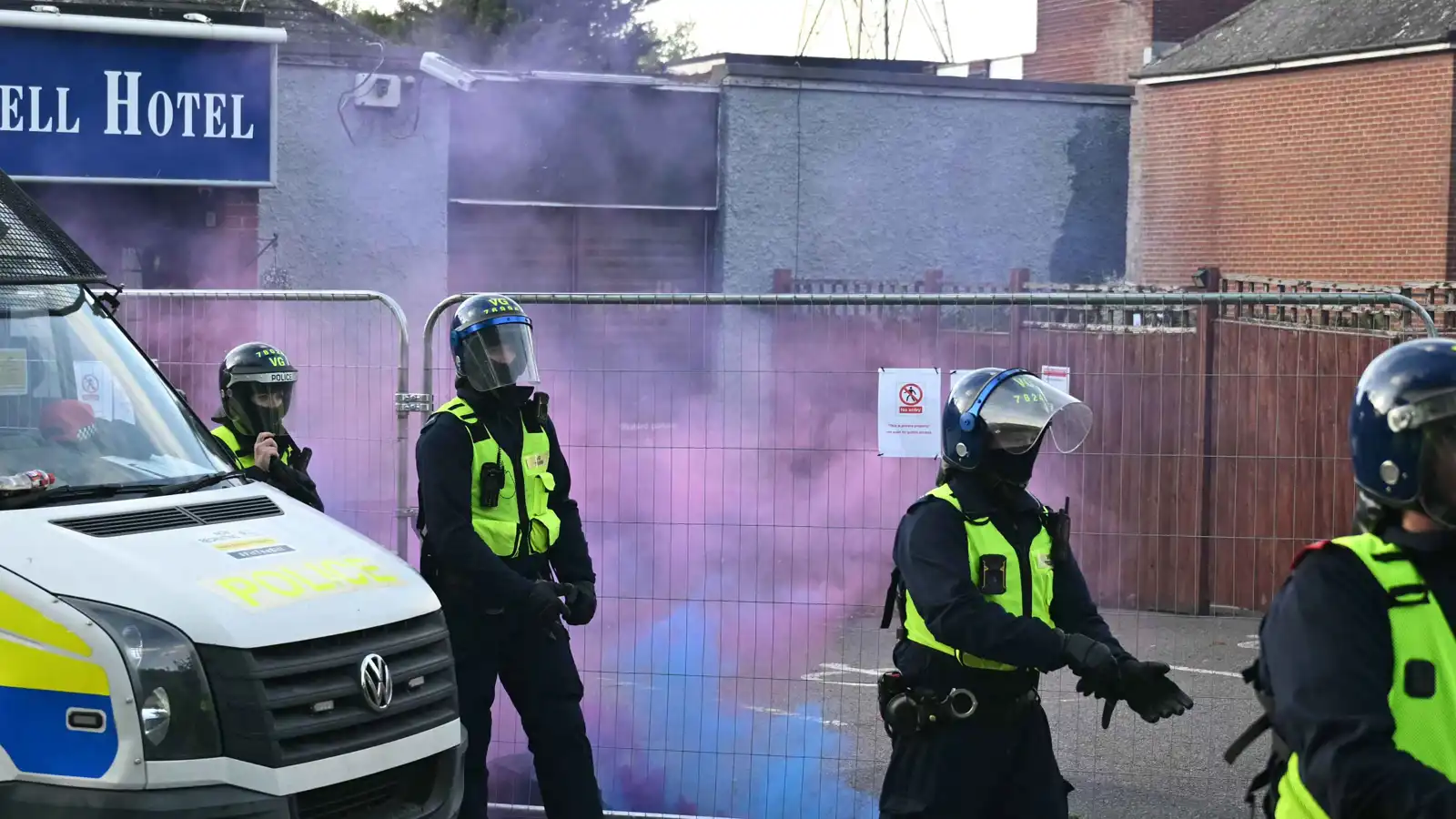 مواجهات بين الشرطة ومتظاهرين أمام فندق يؤوي مهاجرين في لندن