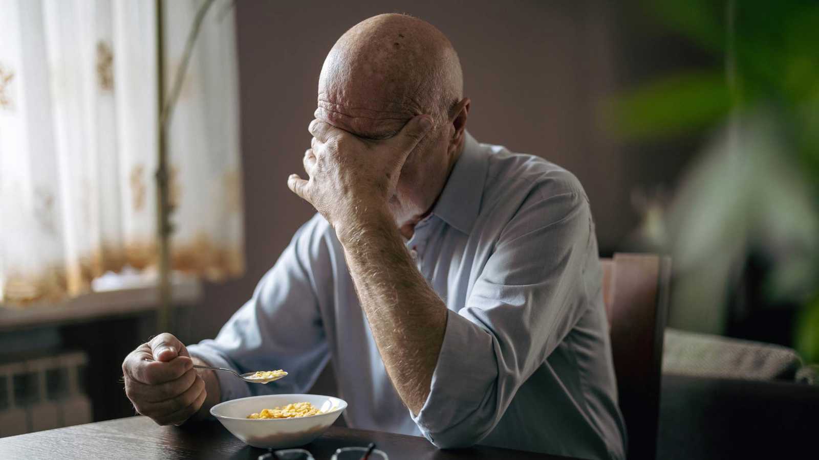 4 عادات إفطار شائعة قد تزيد خطر الإصابة بالخرف
