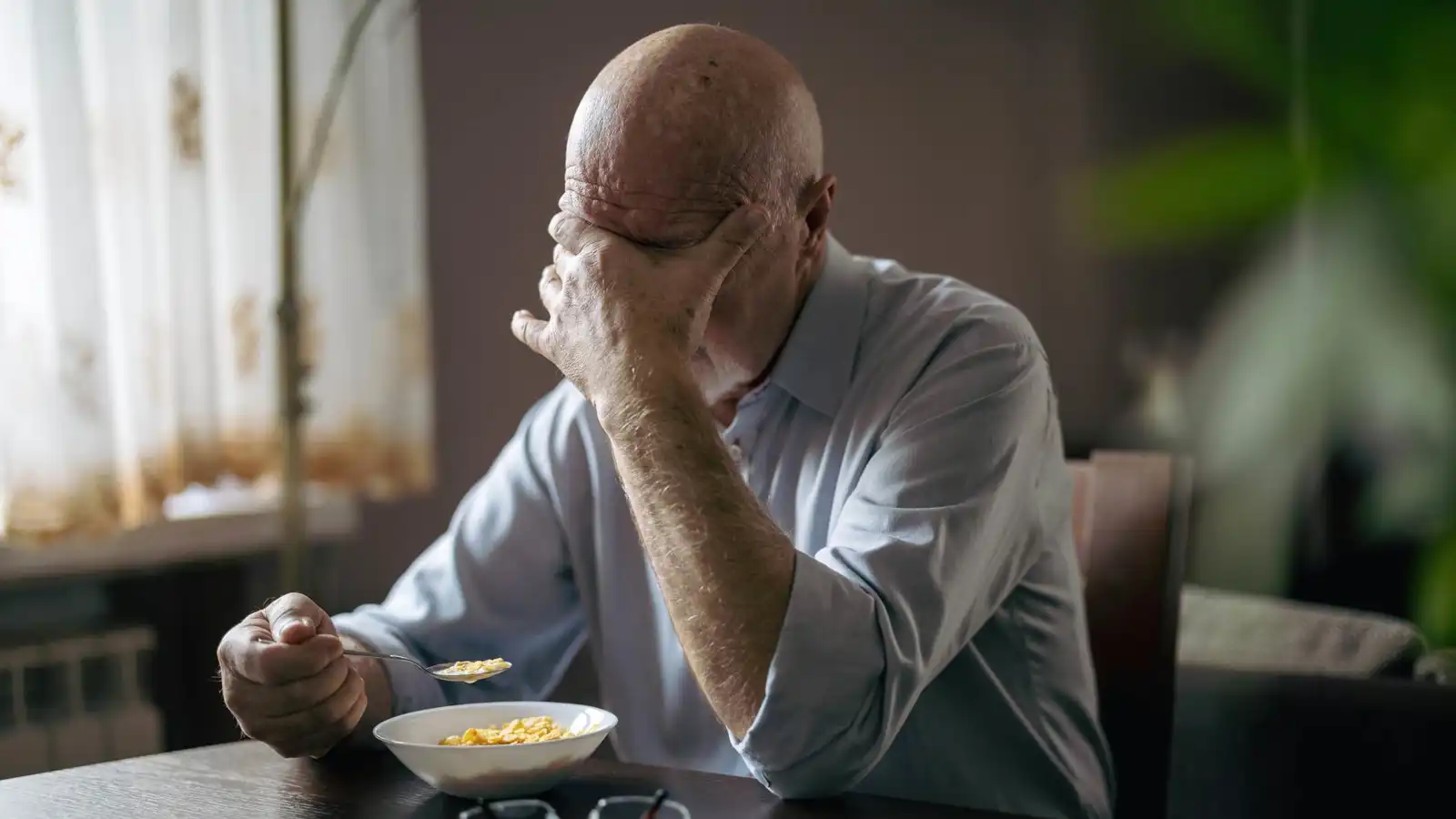4 عادات إفطار شائعة قد تزيد خطر الإصابة بالخرف