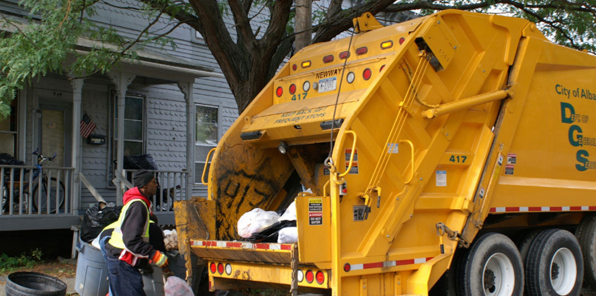 لماذا تثير سيارات جمع النفايات مخاوف السلطات الليبية في مصراتة؟