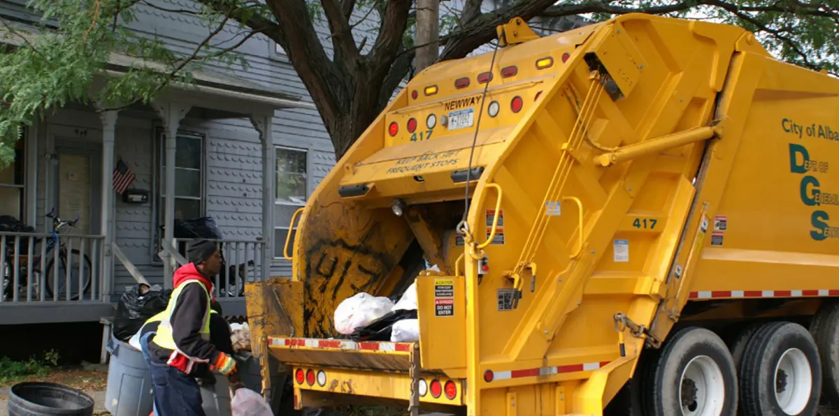 لماذا تثير سيارات جمع النفايات مخاوف السلطات الليبية في مصراتة؟