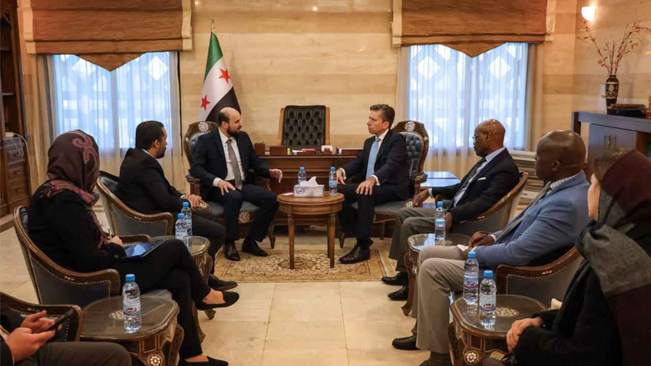 وفد أمريكي في دمشق.. واشنطن ترسم معالم "تحول جديد" مع الجولاني