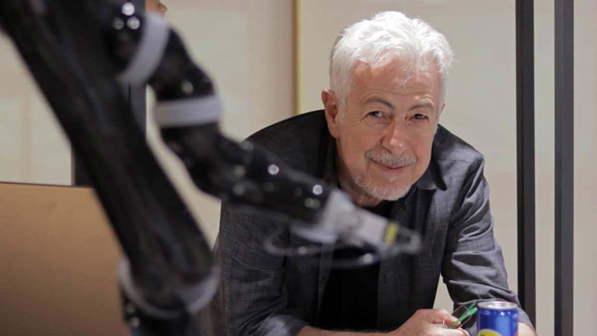 بعد فوزه بجائزة "نوابغ العرب".. من هو العالم السوري أسامه الخطيب؟