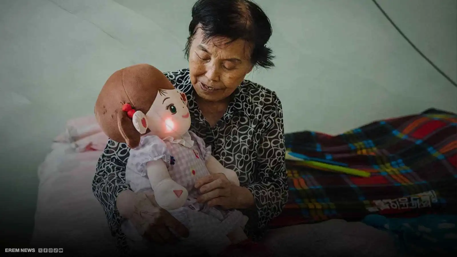 رفيقتهم في الشيخوخة.. كيف غيّرت الدمية "هيودول" حياة المسنين؟