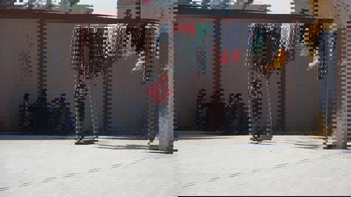 نازحون في مدارس الحسكة السورية.. دون مساعدات ولا خيام