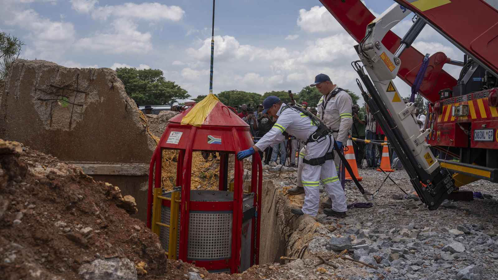 كارثة بجنوب أفريقيا.. مقتل 78 عاملا بمنجم "غير قانوني"