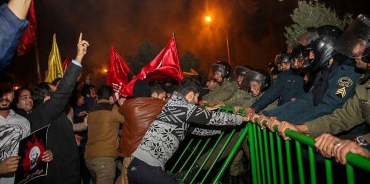 محتجون يقتحمون السفارة السعودية بطهران ويضرمون النار بها