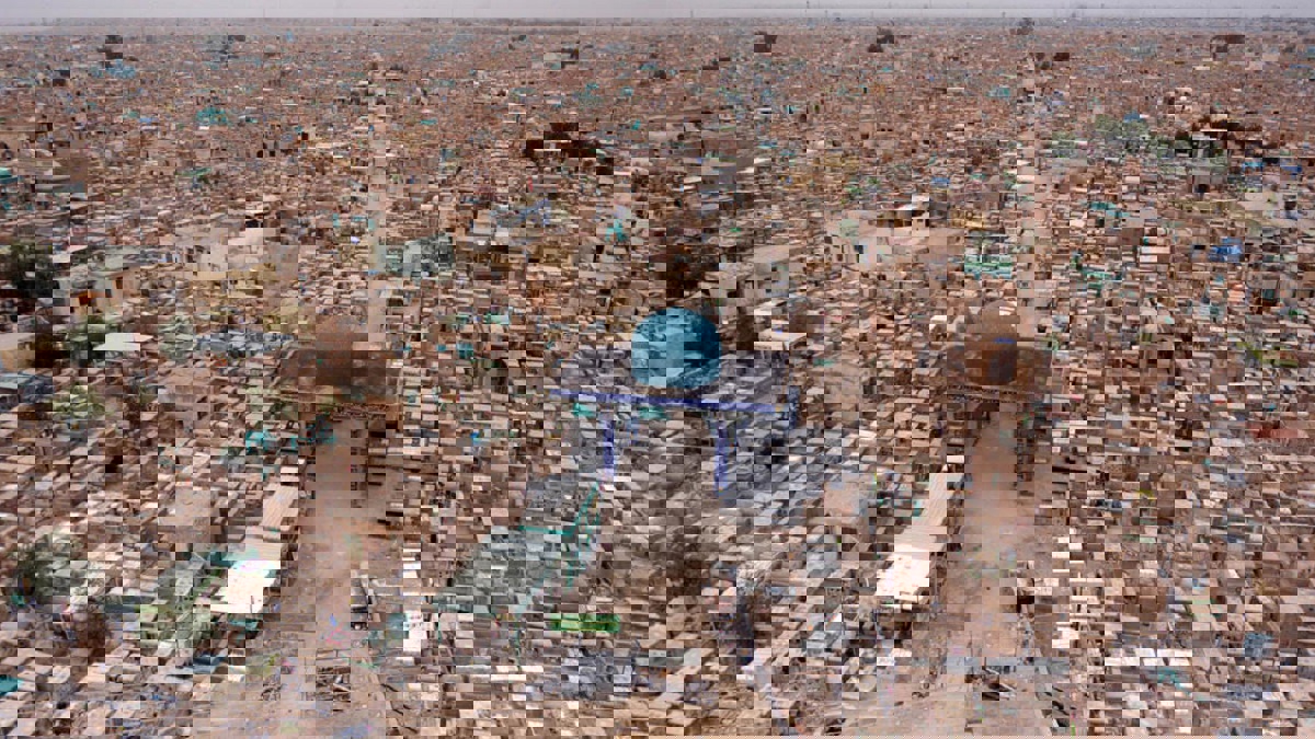 لطم وبكاء وسيلفي.. مشاهد من قبر أبو مهدي المهندس بالنجف (صور وفيديو)