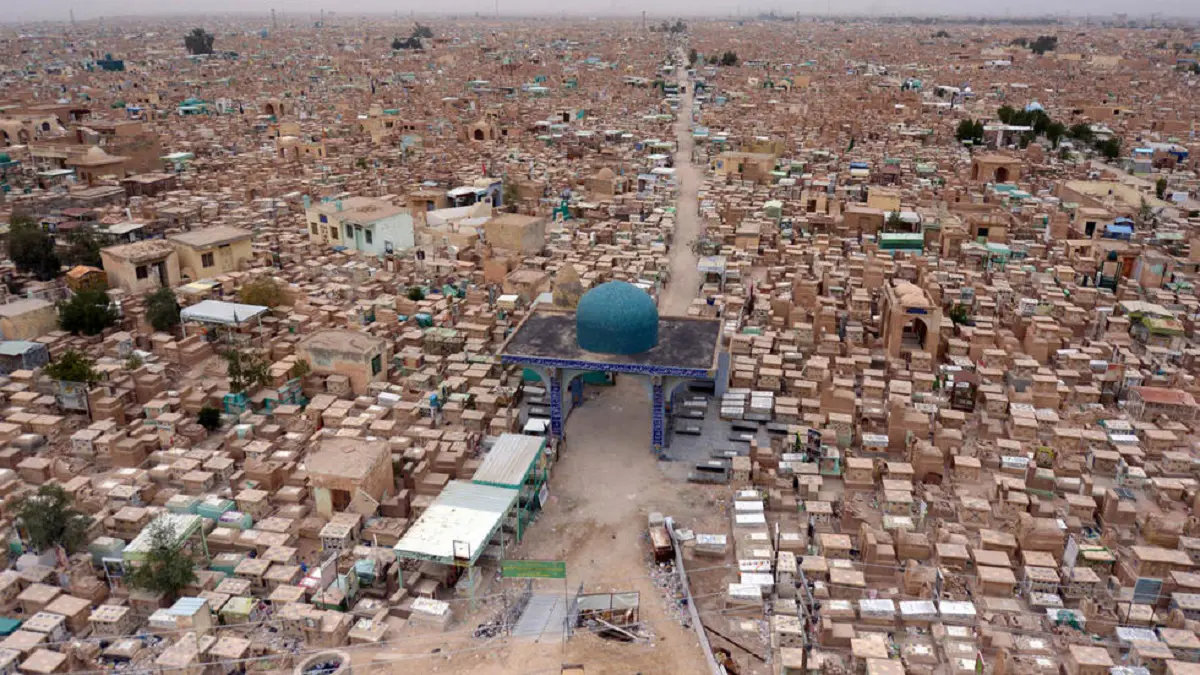 لطم وبكاء وسيلفي.. مشاهد من قبر أبو مهدي المهندس بالنجف (صور وفيديو)