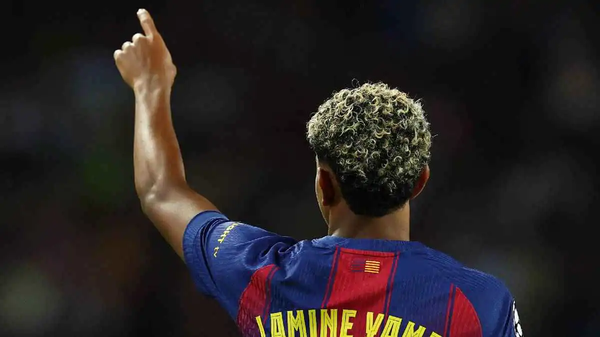 قبلة من الملعب إلى المدرجات.. لامين يامال يهدي هدفه إلى نيكي نيكول (فيديو)