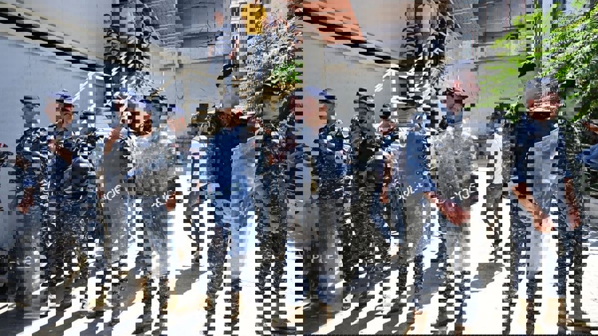 لبنانيون يقتحمون مقر مؤسسة الكهرباء بسبب ارتفاع قيمة الفواتير