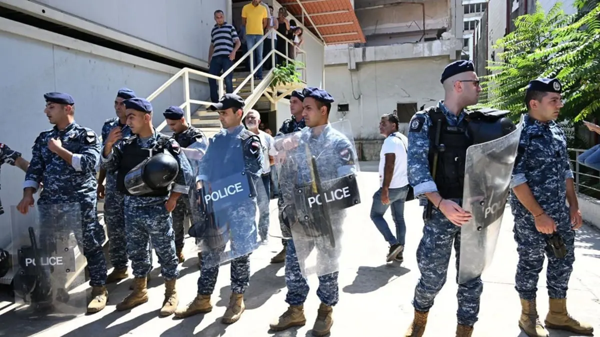 لبنانيون يقتحمون مقر مؤسسة الكهرباء بسبب ارتفاع قيمة الفواتير