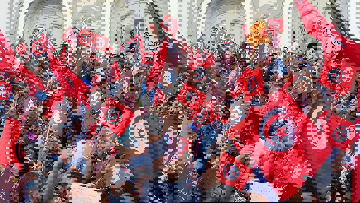 الأزمة السياسية في تونس تلقي بظلالها على سوق السندات