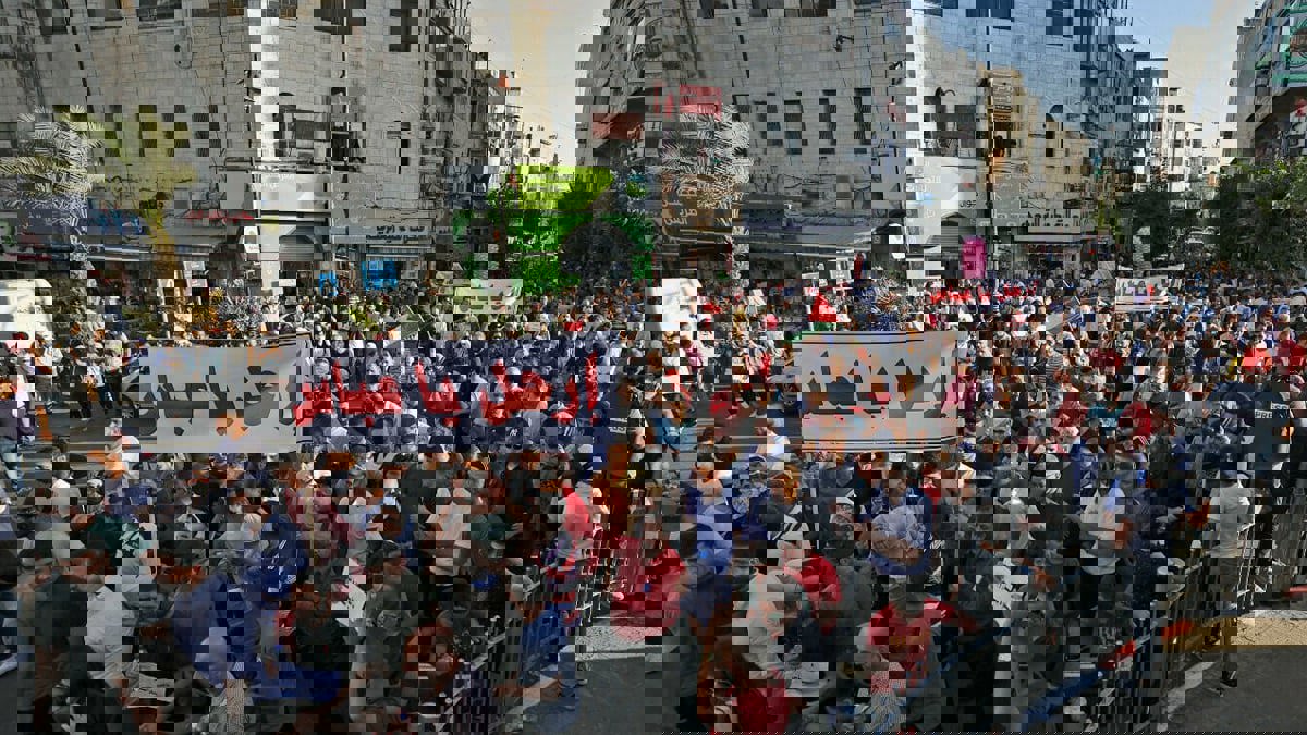 المئات يتظاهرون في رام الله مطالبين برحيل محمود عباس