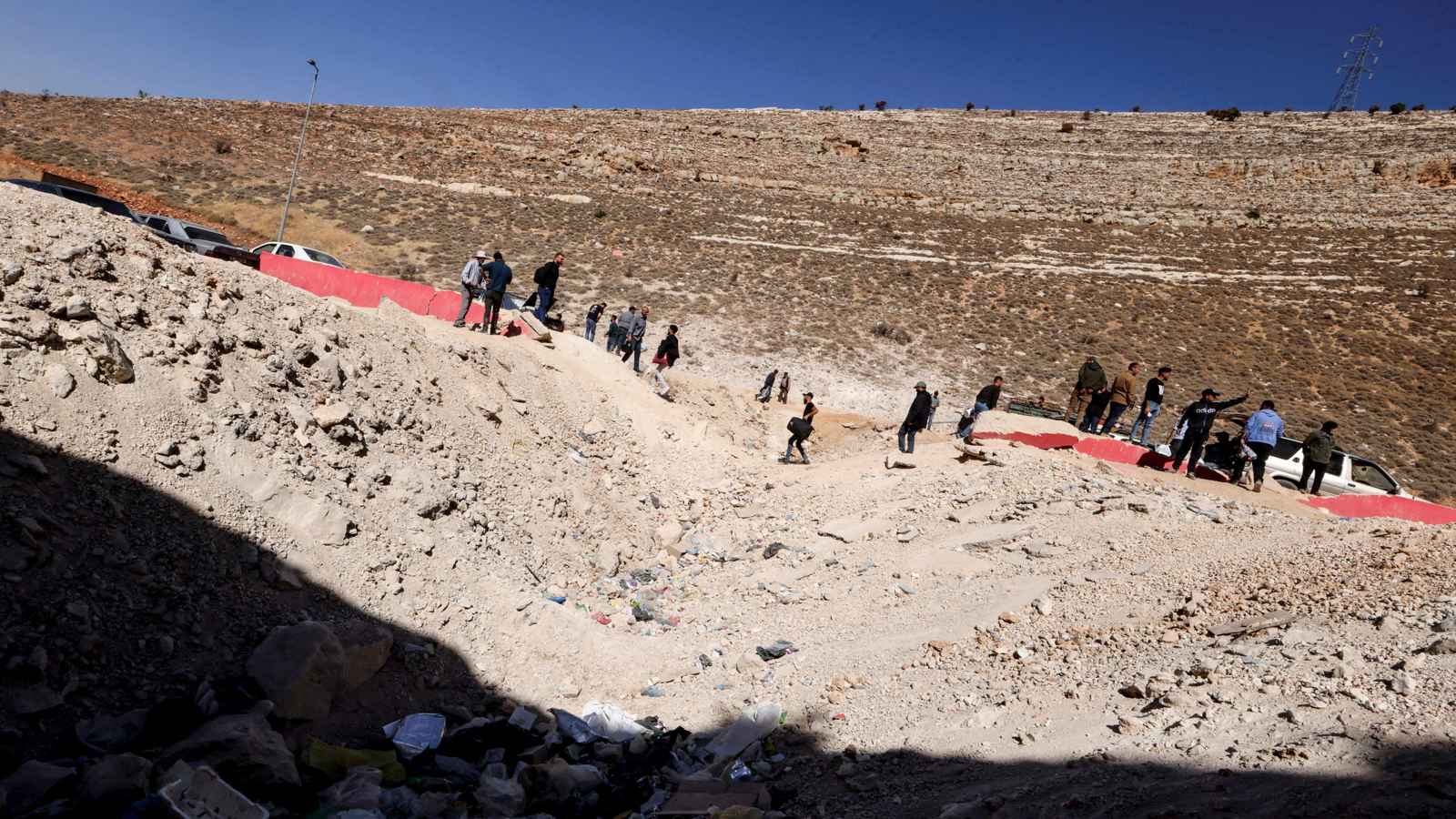 ‪ تزامنا مع "الهدنة".. حزب الله ينسحب من موقع إستراتيجي غرب دمشق