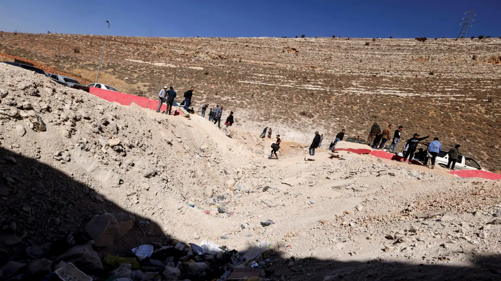 ‪ تزامنا مع "الهدنة".. حزب الله ينسحب من موقع إستراتيجي غرب دمشق