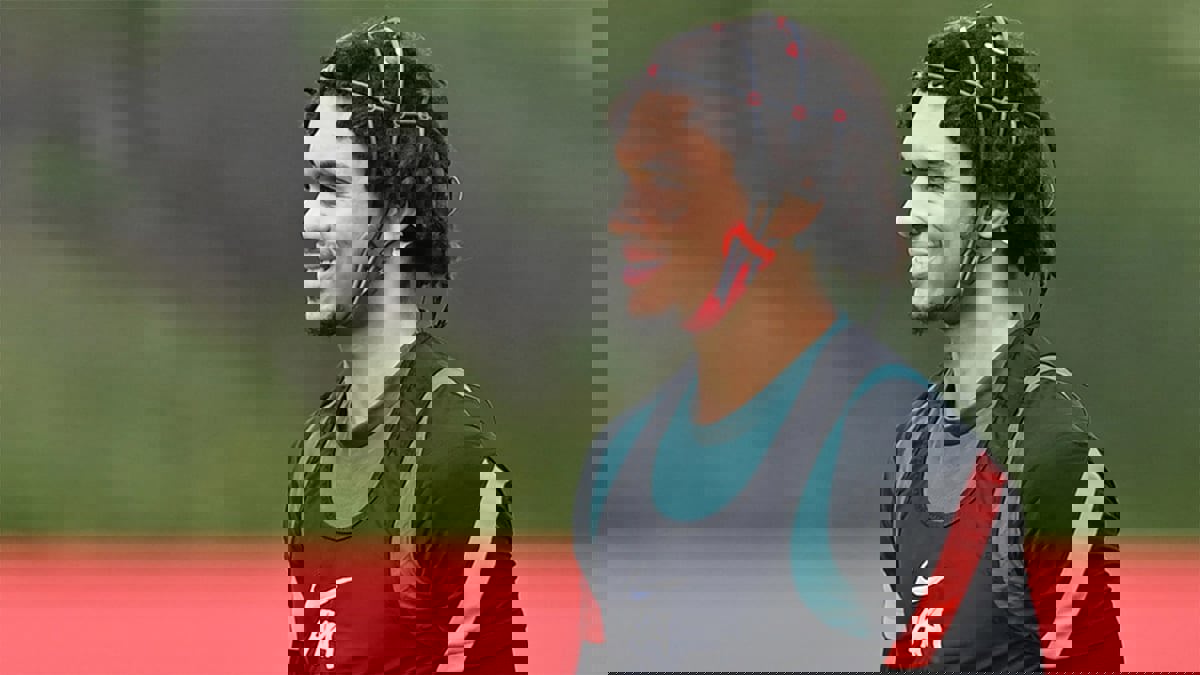 ما قصة الجهاز الذي ارتداه أرنولد في تدريبات ليفربول استعدادا لمباراة ريال مدريد؟ (صور)