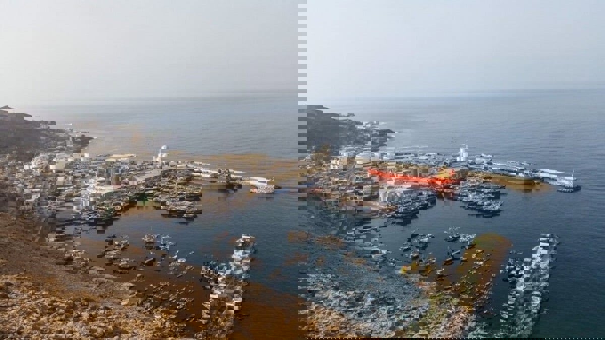 اليمن.. استهداف ميناءي رضوم والضبة النفطيين في حضرموت بطيران مسيّر