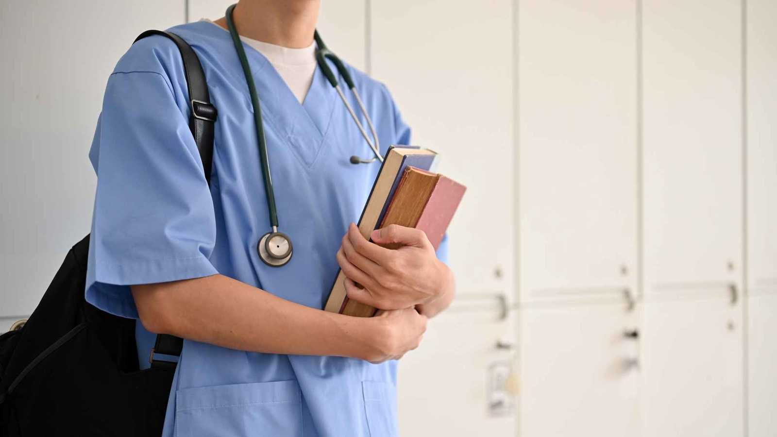 دعوات رسمية لتجنب دراسة الطب والصيدلة تثير الجدل في العراق