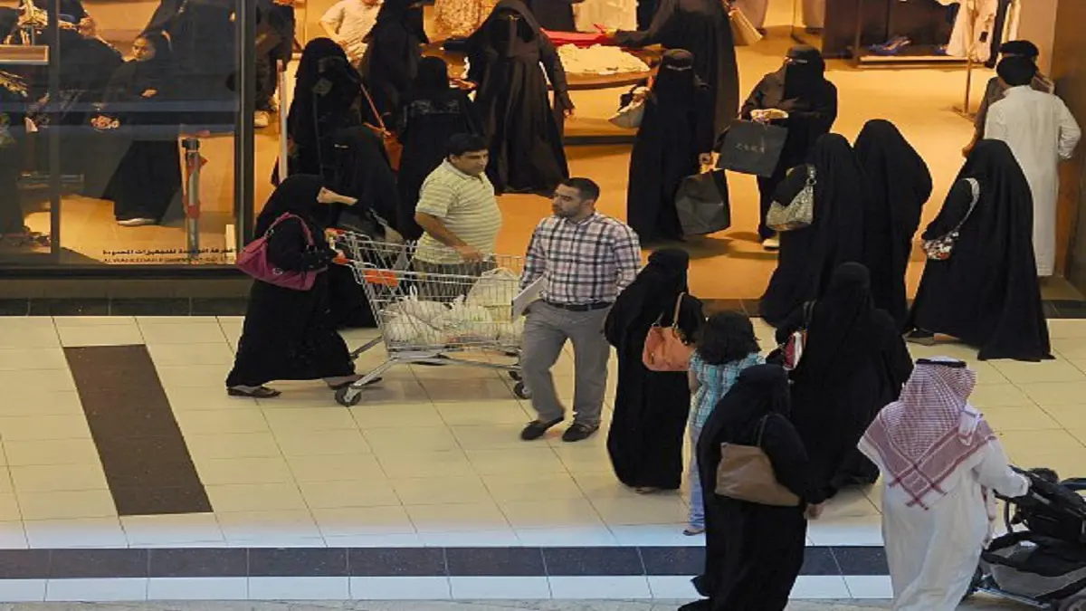 هل ألغت السعودية قرار إغلاق المحلات التجارية وقت الصلاة؟