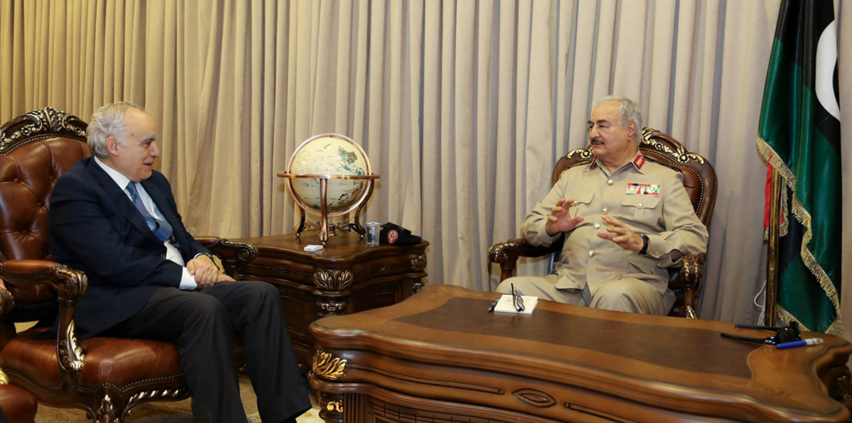 حفتر يطالب الأمم المتحدة بالإسراع في حل الأزمة الليبية ويتمسك بشروطه