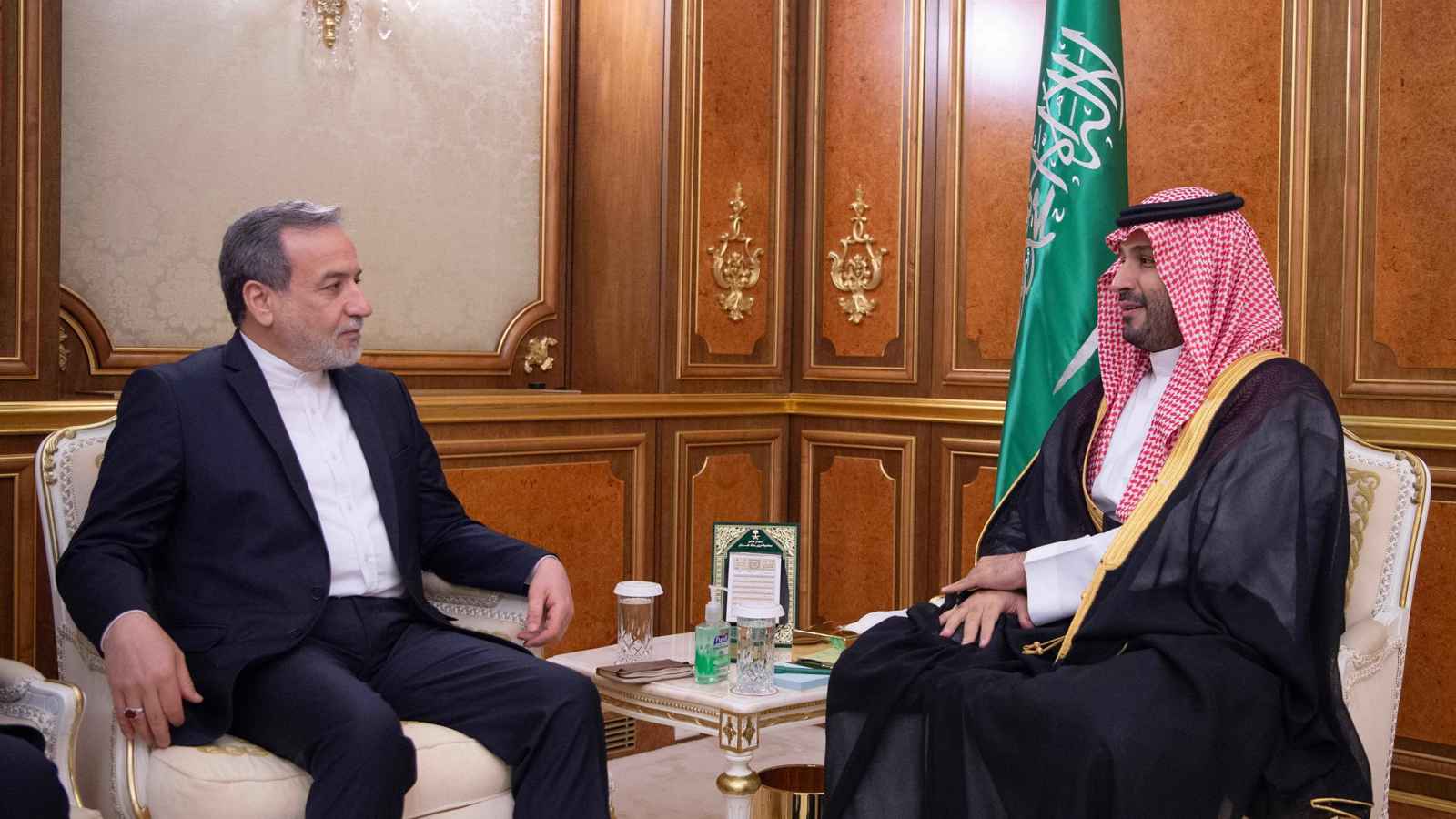 ولي عهد السعودية يبحث مع عراقجي المستجدات الإقليمية (فيديو)