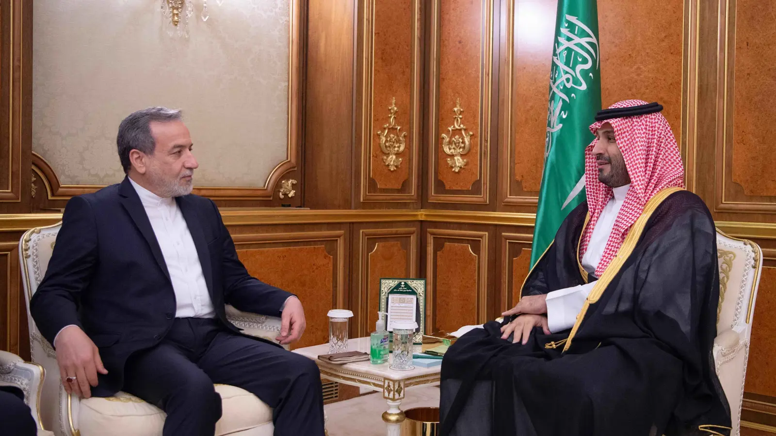 ولي عهد السعودية يبحث مع عراقجي المستجدات الإقليمية (فيديو)