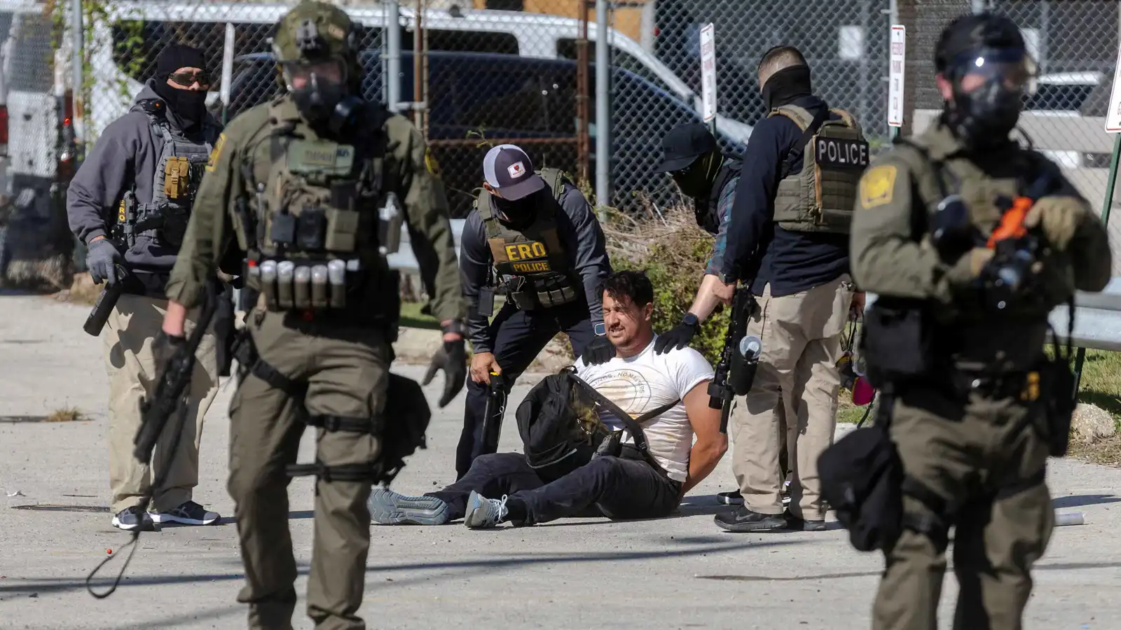 نشر عناصر من وزارة العدل الأمريكية في منشآت دائرة الهجرة والجمارك