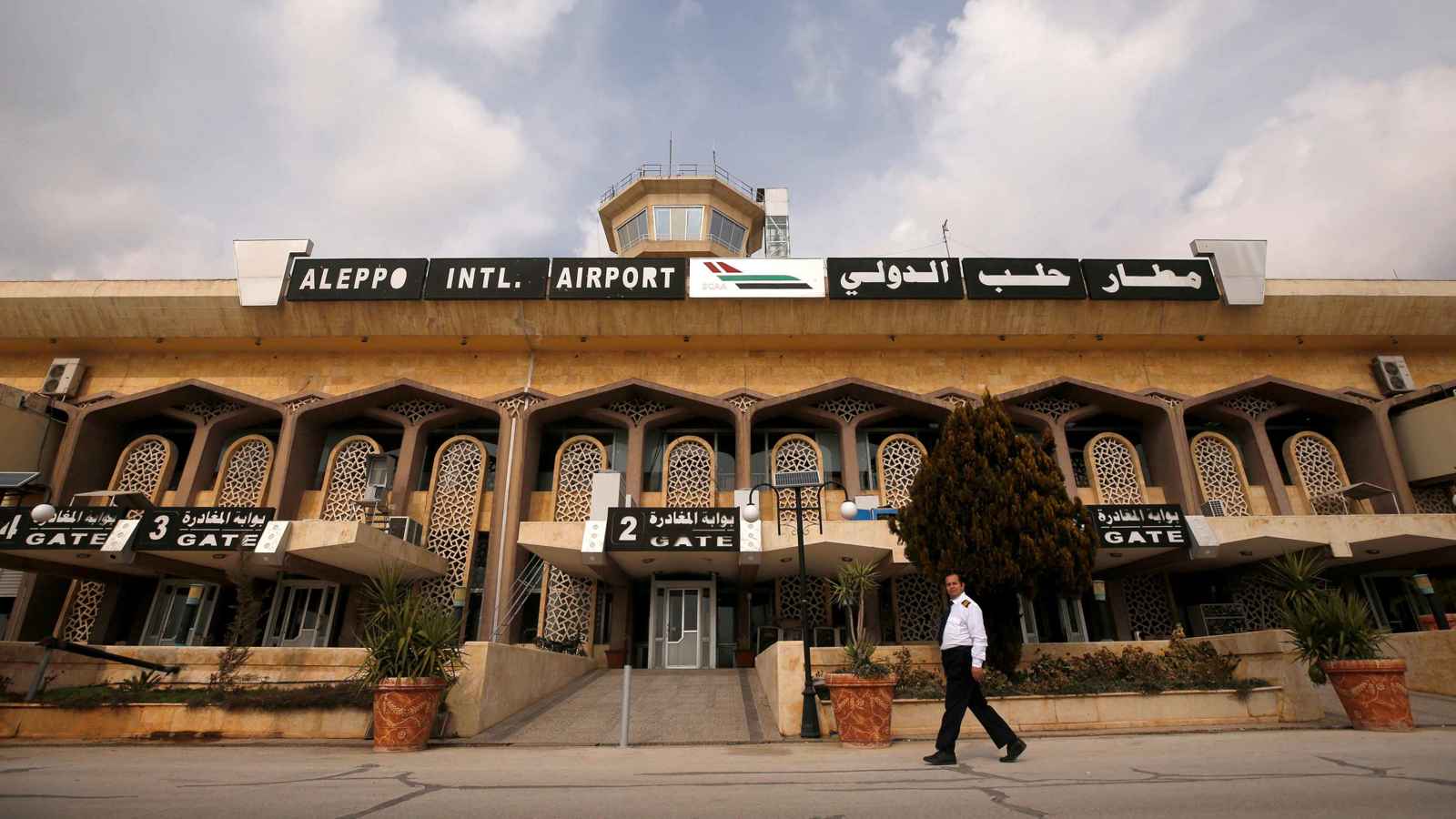 القوات الكردية تنتشر في نبل والزهراء ومطار حلب الدولي (فيديو)